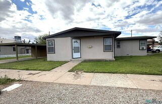 702 W Dallas Ave in Artesia, NM - Building Photo
