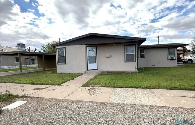 property at 702 W Dallas Ave