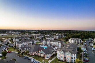 Marquis Ellis Crossing in Durham, NC - Foto de edificio - Building Photo