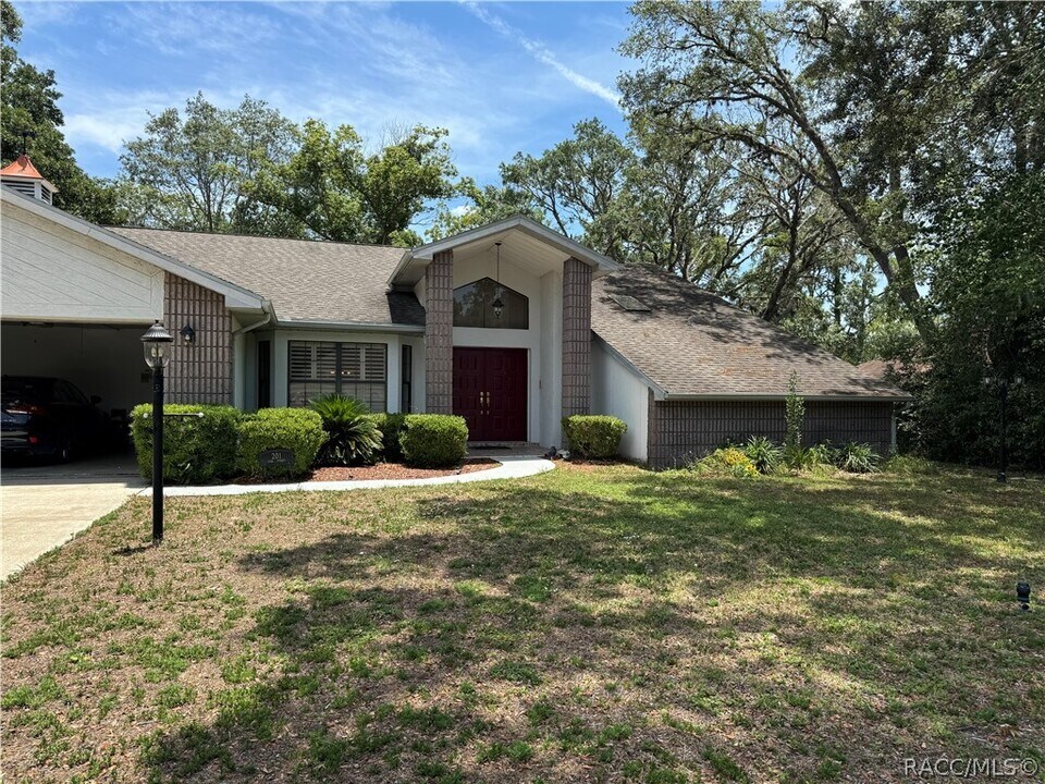 201 Pine St in Homosassa, FL - Foto de edificio