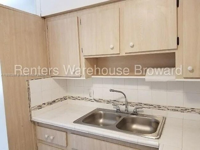 46 NW 14th Ct in Dania Beach, FL - Building Photo - Building Photo
