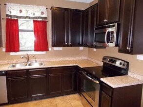 914 Spello Cir in San Antonio, TX - Building Photo - Building Photo