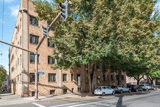 Metropolitan Apartments in Portland, OR - Building Photo - Building Photo