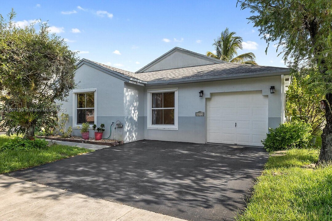 20770 NW 1st St in Pembroke Pines, FL - Building Photo