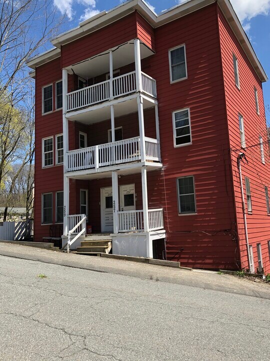 259 High St, Unit 1 in Fitchburg, MA - Foto de edificio
