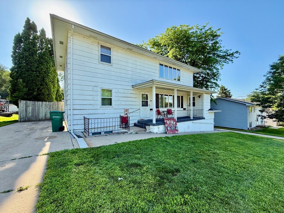 814 Cedar River Dr, Unit A in Waverly, IA - Foto de edificio