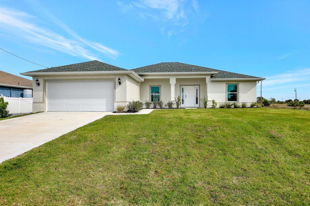 3809 NW 38th St in Cape Coral, FL - Building Photo