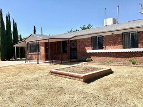 10387 Yellowstone St in El Paso, TX - Foto de edificio - Building Photo