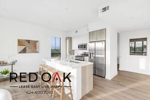 12444 Chandler Blvd in Los Angeles, CA - Building Photo