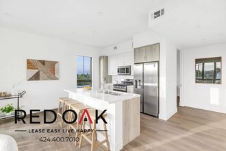 12444 Chandler Blvd in Los Angeles, CA - Building Photo - Building Photo