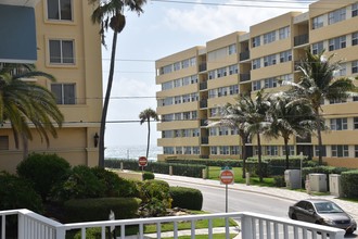 Coral Reef Apartments in Deerfield Beach, FL - Building Photo - Building Photo