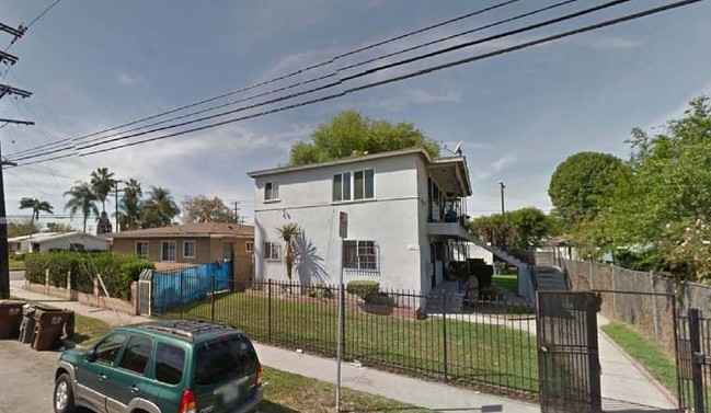 1221 S Atlantic Dr in Compton, CA - Foto de edificio - Building Photo