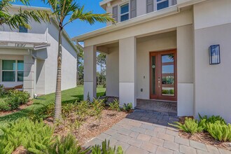 7141 SE Park Dr in Port Salerno, FL - Building Photo - Building Photo