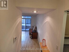 18 Sommerset Way in Toronto, ON - Building Photo - Building Photo