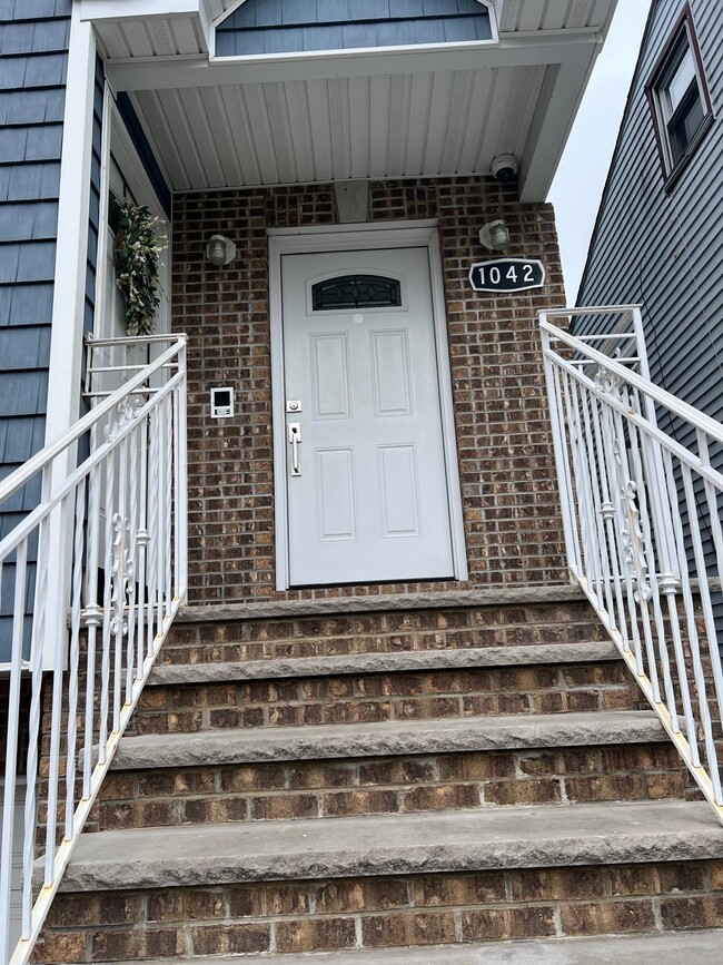 1042 Bond St, Unit Ramon Paulino in Elizabeth, NJ - Foto de edificio - Building Photo