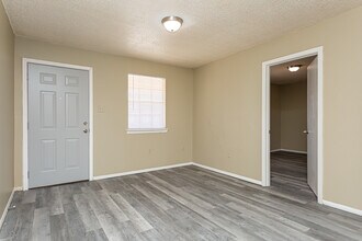 Signature One Apartments in Baton Rouge, LA - Building Photo - Interior Photo