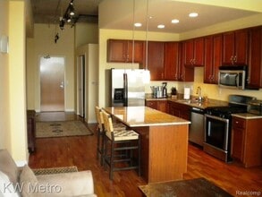 350 N Main St in Royal Oak, MI - Foto de edificio - Building Photo