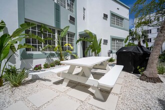 2418 Flamingo Dr in Miami Beach, FL - Foto de edificio - Building Photo