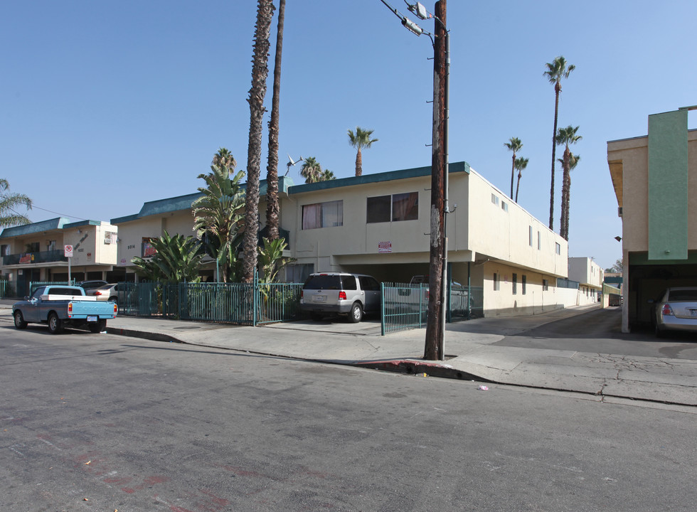 Villa Media in North Hills, CA - Foto de edificio