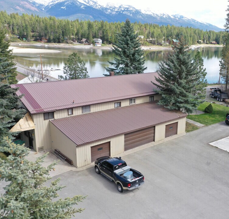 1901 La Brant Rd in Bigfork, MT - Foto de edificio