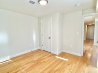 9 8th St, Unit 2 in Cambridge, MA - Building Photo - Building Photo