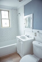 98 1/2 Main St, Unit Apt E in Andover, MA - Foto de edificio - Building Photo