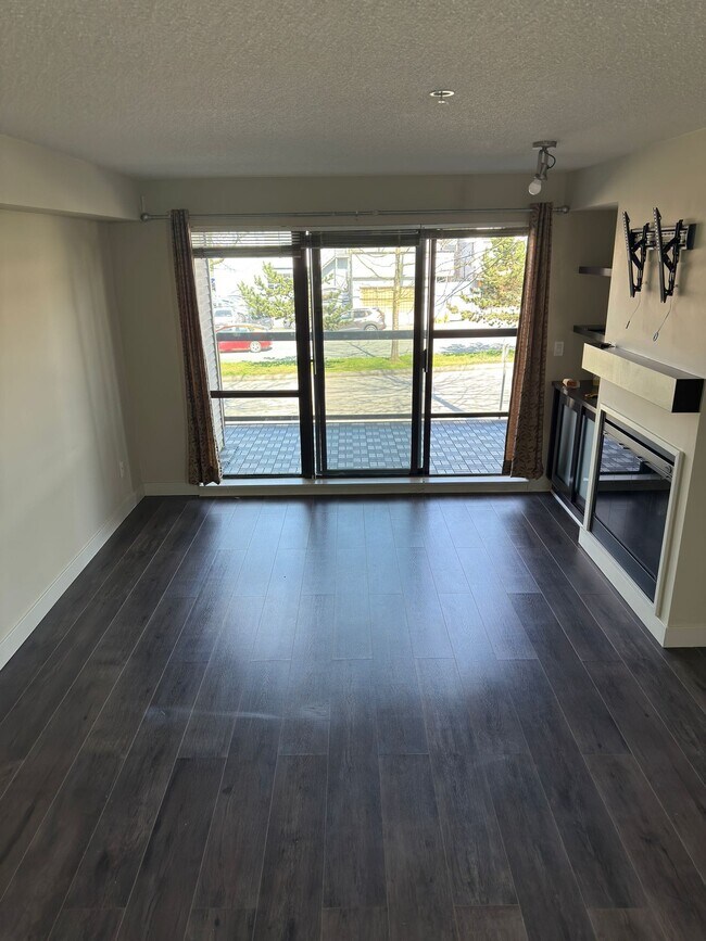 10838 City Pky in Surrey, BC - Building Photo - Building Photo