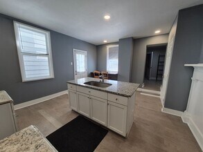 913 Charlotte St in Cincinnati, OH - Building Photo - Building Photo