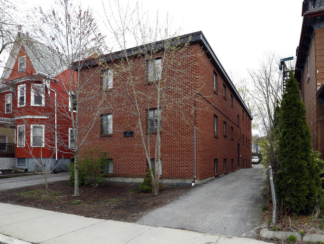 Cedar Street Terrace Condo in Somerville, MA - Foto de edificio - Building Photo