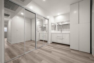 423 S Rexford Dr, Unit 202 in Beverly Hills, CA - Building Photo - Building Photo