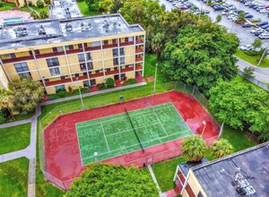 9210 Fontainebleau Blvd in Miami, FL - Foto de edificio - Building Photo