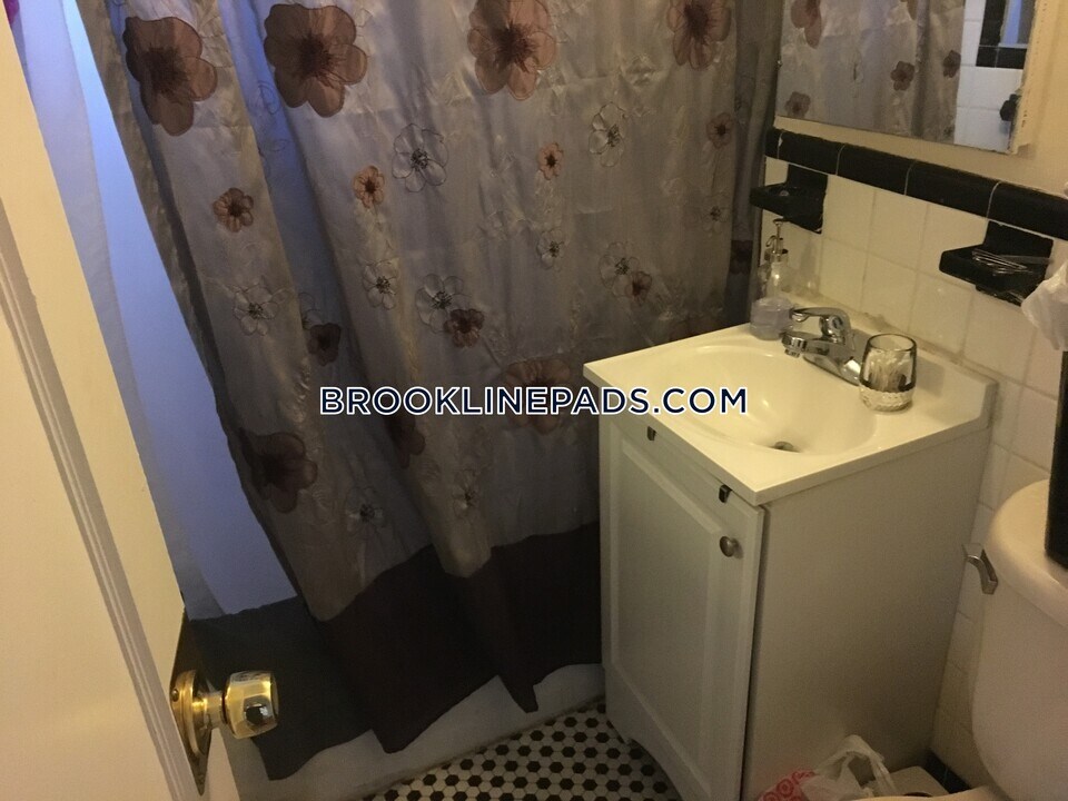 38 Dean Rd-Unit -3 in Brookline, MA - Building Photo