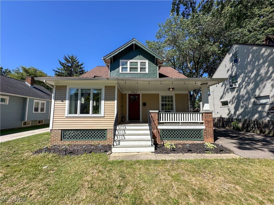3942 W 160th St in Cleveland, OH - Building Photo