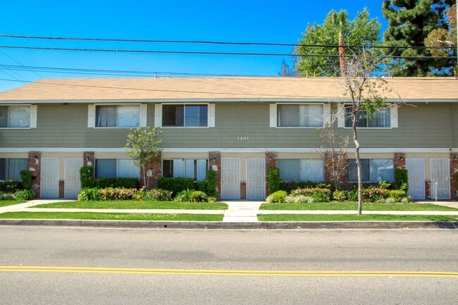 Gilbert Terrace Townhomes in Fullerton, CA - Building Photo - Building Photo