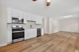3106 Maplecrest Rd in Bettendorf, IA - Building Photo - Building Photo