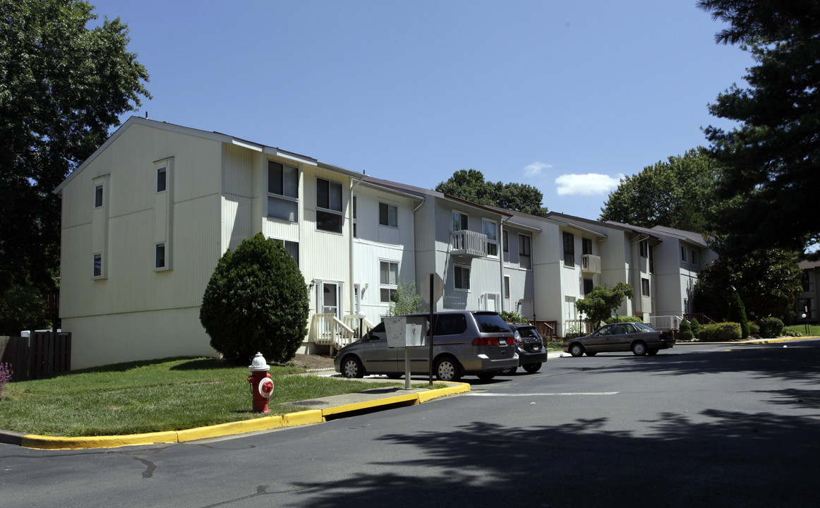 Oak Creek Apartments in Vienna, VA - Foto de edificio