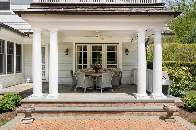 19 Fairleigh Ct in Sag Harbor, NY - Building Photo - Building Photo