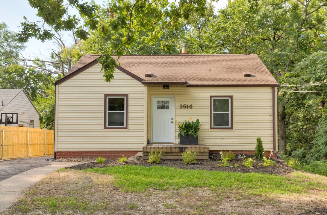 2614 Adams Ave in Des Moines, IA - Foto de edificio