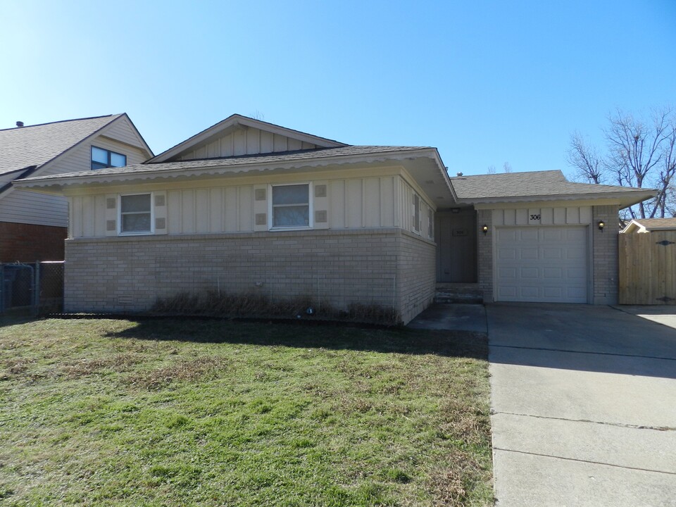 306 NW 62nd St in Lawton, OK - Building Photo