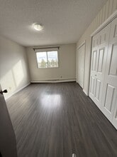 80 Brookwood Dr in Spruce Grove, AB - Building Photo - Building Photo
