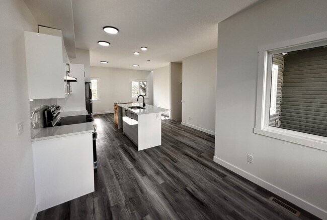 6510 Rundlehorn Dr NE in Calgary, AB - Building Photo - Building Photo