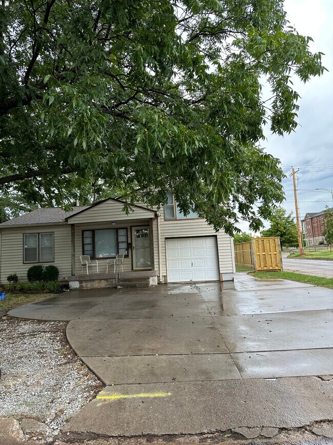 1602 W Admiral Ave in Stillwater, OK - Foto de edificio - Building Photo