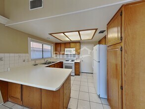 379 Bradford Dr in Henderson, NV - Building Photo - Building Photo