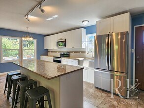 225 Sunnyhill Rd W in Bremerton, WA - Building Photo - Building Photo
