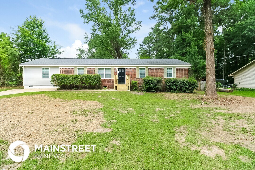 693 Oak Dr in Riverdale, GA - Foto de edificio