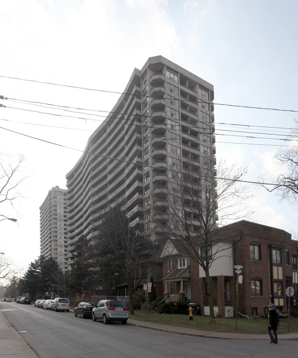 100 Quebec Ave in Toronto, ON - Building Photo