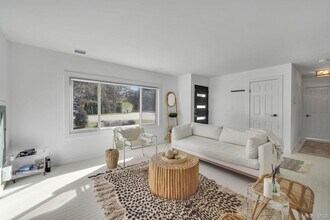 138 W Tiana Rd in Hampton Bays, NY - Building Photo - Building Photo