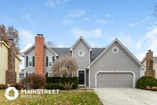 1624 NE Debonair Dr in Lee's Summit, MO - Building Photo