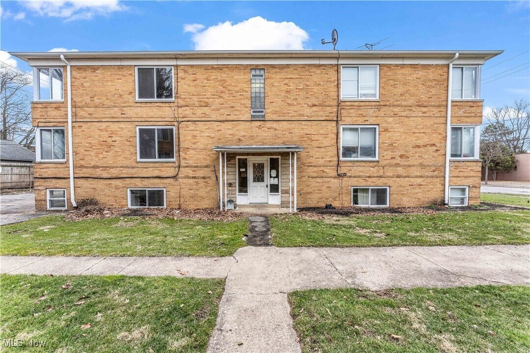 18963 Hilliard Blvd in Rocky River, OH - Building Photo