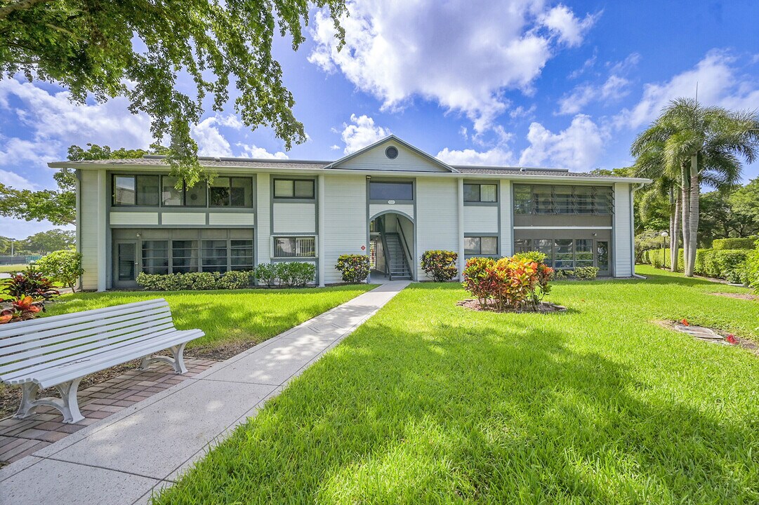 15461 Lakes of Delray Blvd in Delray Beach, FL - Building Photo
